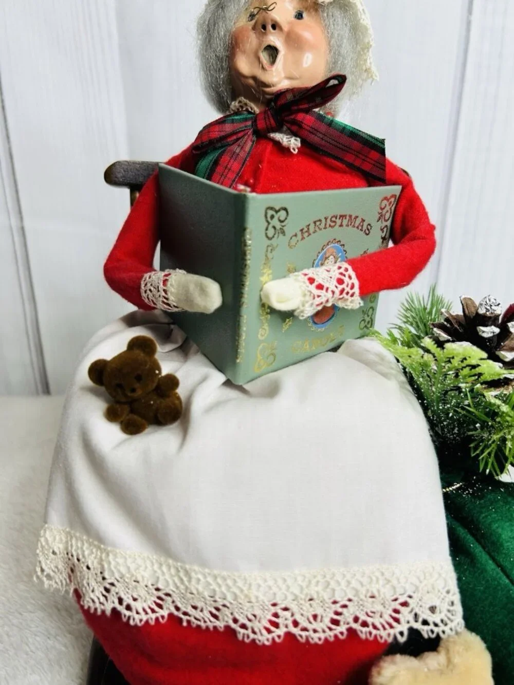 Byers Choice The Carolers Mrs. Claus Rocking Chair Wooden Base 1986 Vintage